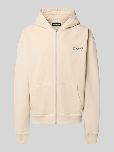 Produktfoto, cremefarbene Relaxed Fit Sweatjacke aus Baumwoll-Mix Modell 'Carloforte' von PEGADOR mit Kängurutasche, Logo-Stickerei, gerippten Abschlüssen.