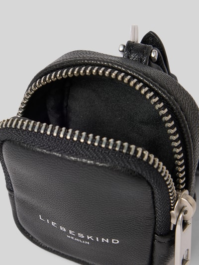 Produktfoto, Keyring Pouch mit Rundum-Reißverschluss von LIEBESKIND BERLIN in schwarzer Leder-Optik mit Label-Print und verstellbarem Anhänger