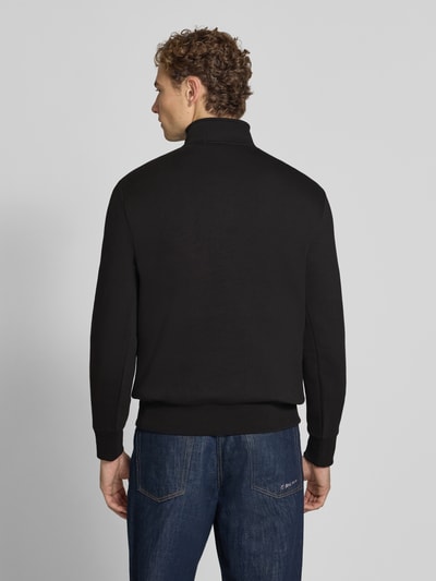 Männermodel trägt Relaxed Fit Troyer aus Baumwoll-Mix von Polo Ralph Lauren, schwarz, glatte Struktur, Ganzkörperansicht Rückansicht