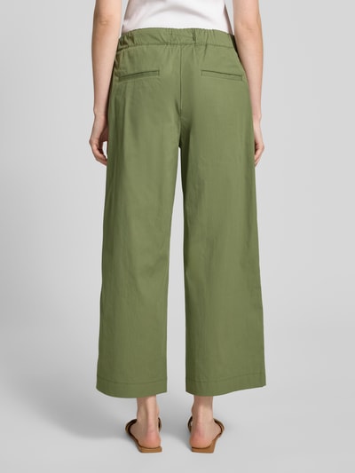 Kobieta modelka nosi Regular Fit Culotte aus Baumwoll-Mix von Brax, efekt: jednolity kolor, krój regular fit, długość: krój krótki, ściągacz, mieszanka bawełny, styl kulotów, widok całej sylwetki od tyłu.