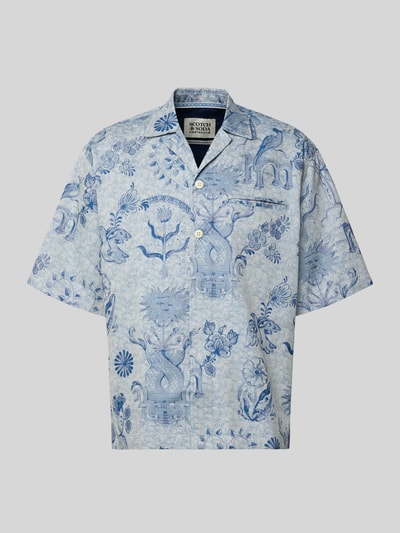 Produktfoto, Modern Fit Freizeithemd mit Brustleistentasche von Scotch & Soda aus Material-Mix mit Baumwoll-Anteil, Reverskragen und Knopfleiste, helle Blautöne mit floralen Mustern, feine Struktur, Rückenlänge 65 cm, Schulterbreite 48 cm, Ärmellänge 31 cm.