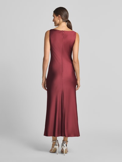 Frauenmodel trägt Figurbetontes Cocktailkleid mit Viskose-Anteil von Jake*s Cocktail in dunklem Rot, glatte Textur, Ganzkörperansicht Rückansicht.