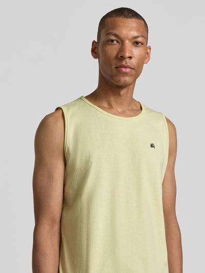 Männermodel trägt Tanktop mit Rundhalsausschnitt und Logo-Print von Lerros aus Reine Baumwolle, Regular-Fit, Nahaufnahme Oberkörper.