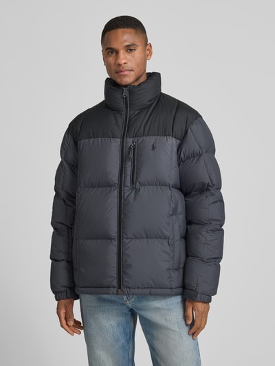 Męski model nosi Regular Fit Daunenjacke mit Zweiwege-Reißverschluss Modell 'GORHAM' od Polo Ralph Lauren; dwukolorowa, przód, ujęcie całoporowe.