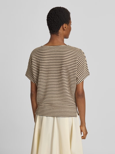 Frauenmodel trägt Strickshirt im Allover-Look Modell 'Ucindy' von someday., Baumwoll-Mix, beige-braun gestreift, Ganzkörperansicht Rückansicht.