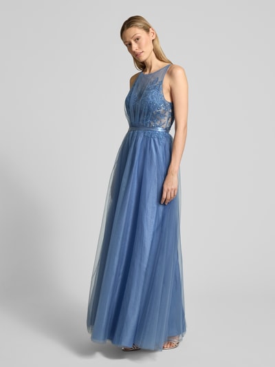 Modelka kobieca nosi Regular Fit Abendkleid floraler Spitzenbesatz von Laona, niebieska siateczka, kwiatowe koronki, półprzezroczysty materiał, ozdobne detale, bez rękawów, okrągły dekolt, taliowany krój, wycięcie na plecach, zapięcie na haftkę i zamek, długość tyłu 146 cm, szerokość w rozmiarze 36: 30 cm, widok całej sylwetki z przodu.