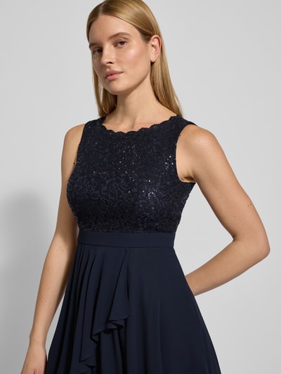 Frauenmodel trägt Cocktailkleid mit Rundhalsausschnitt von Jake*s Cocktail im taillierten Schnitt aus Baumwoll-Viskose-Mix, Nahaufnahme Oberkörper.