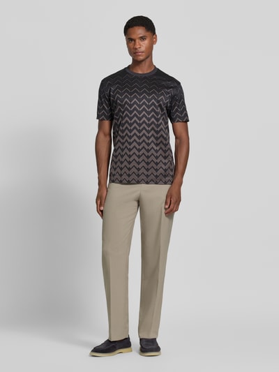 Männermodel trägt T-Shirt mit Rundhalsausschnitt von Emporio Armani, Baumwoll-Lyocell-Mix, gerader Schnitt, Rückenlänge 71 cm, Ganzkörperansicht von vorne.