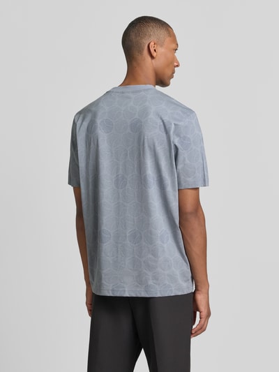 Männermodel trägt Regular Fit T-Shirt aus reiner Baumwolle von BOSS Green in Hellgrau mit kreisförmigem Muster, Ganzkörperansicht Rückansicht.