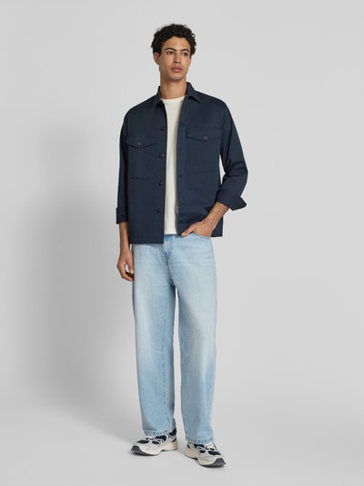 Männermodel trägt Jeans im 5-Pocket-Design Modell 'Landon' von Carhartt Work In Progress, Reine Baumwolle, Straight Fit, Ganzkörperansicht von vorne.