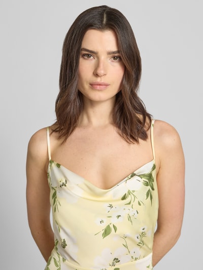 Frauenmodel trägt Midikleid im Allover-Look Modell 'RAVENNA' von Vila aus Satin mit Wasserfall-Ausschnitt und Spaghettiträgern, Nahaufnahme Oberkörper. Rückenlänge bei Größe 36: 126 cm, Brustweite bei Größe 36: 33 cm.