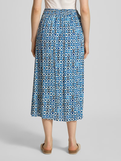 Vrouwenmodel draagt midirok uit zuiver viscose, recht model, all-over look, model 'MARRAKECH' van ICHI, totale lengte 86 cm, bandwijdte 38 cm, achteraanzicht vol lichaam.