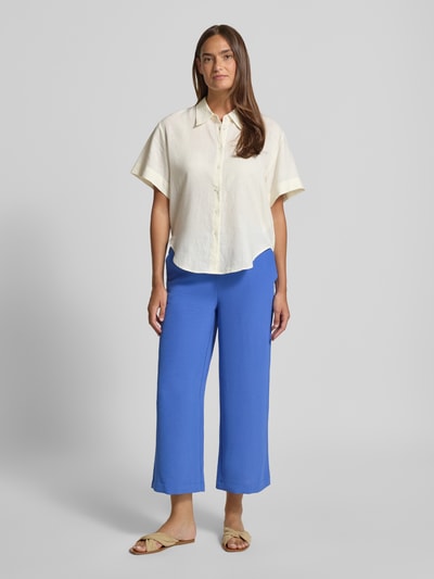 Frauenmodel trägt Culotte mit Kordelzug und Eingrifftaschen von Französische, leuchtend blaue Farbe, Gerader-Schnitt, Elastikbund, Ganzkörperansicht von vorne. Kontext: Damen Culotte mit Französische Eingrifftaschen, Gerader-Schnitt, elastischer Bund, Kordelzug, Bundweite bei Größe 36: 38 cm, Innenbeinlänge bei Größe 36: 60 cm.