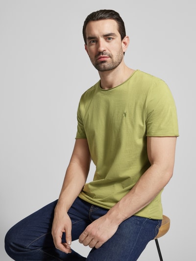Männermodel trägt Regular Fit T-Shirt aus reiner Bio-Baumwolle Modell 'JAAMES' von Armedangels, Optik: Unifarben, Nahaufnahme Oberkörper.