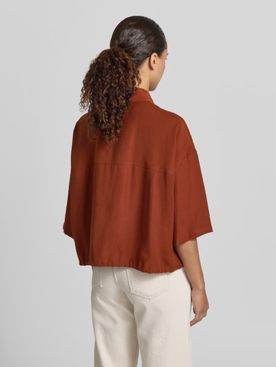 Vrouwenmodel draagt dames blouse van Drykorn, modalmix, loose fit, model 'LAINAY', overhemdkraag, trekkoordzoom, ruglengte 54 cm, mouwlengte 28 cm, Ganzkörperansicht Rückansicht.