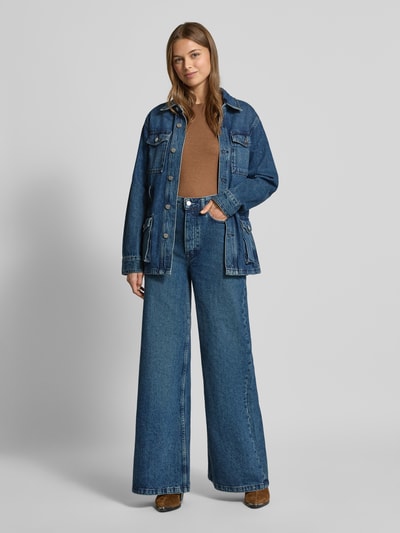 Vrouwenmodel draagt Jeans met 5-Pocket-Design van Scotch & Soda in blauwe denim, rechte fit, pure katoen, knoop- en ritssluiting, Ganzkörperaanzicht van voren.