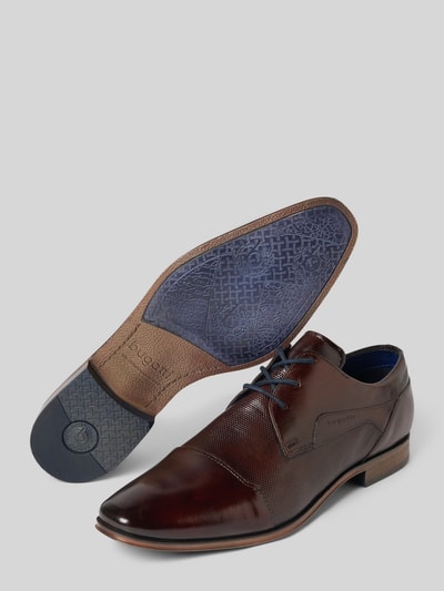 Produktfoto, Buty sznurowane z naturalnej skóry model 'Schnürschuhe mit Label-Detail Modell 'Morino' von Bugatti, zaokrąglony czubek, detal z logo, fakturowana podeszwa, wysokość obcasa 3 cm, wysokość cholewki i szerokość cholewki 7 cm, kolor brązowy z niebieskimi akcentami.