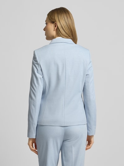 Frauenmodel trägt Regular Fit Blazer mit Reverskragen von Christian Berg Woman Selection, hellblauer Material-Mix mit Viskose-Anteil, Paspeltaschen, Knopfverschluss, Rückenlänge 58 cm bei Größe 36, Ganzkörperansicht Rückansicht.