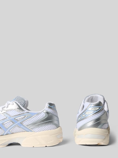 Produktfoto, Sneaker mit Logo-Detail von ASICS TIGER, weiß-graue Farben, runde Form, Schnürverschluss, profilierte Sohle, abgerundete Passform, Absatzhöhe 4 cm, Schafthöhe 7 cm, Schaftweite 7 cm, Netzstruktur und Glattleder, neutraler Hintergrund