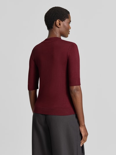 Vrouwenmodel draagt gebreid shirt uit Viscosemix met stretch, recht model, ronde hals, 1/2-mouwen, labeldetail, MORE, rugaanzicht.