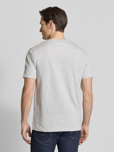 Männermodel trägt T-Shirt mit Rundhalsausschnitt und Label-Stitching von Gant aus reiner Baumwolle, Regular Fit, Rückansicht, Ganzkörperansicht.