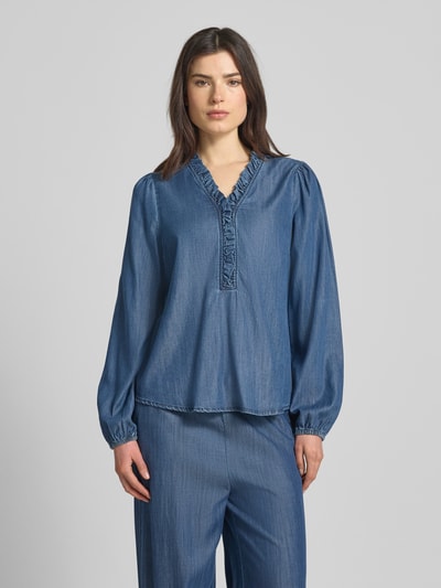 Vrouwenmodel draagt Regular Fit Blouse in denim-look model 'Wilke' van FREE/QUENT, lyocellmix met viscose, V-hals, ruches, frontaal totaalbeeld.