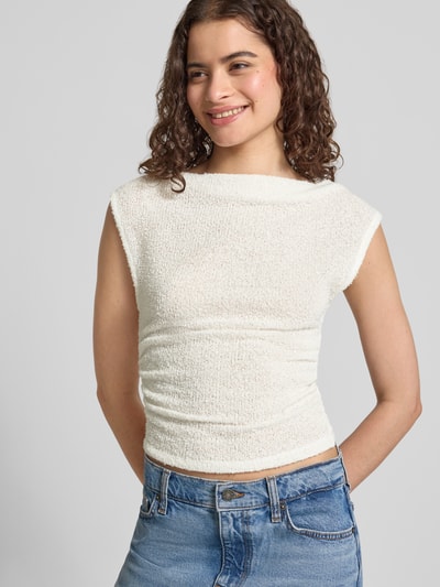 Frauenmodel trägt Top in Bouclé-Optik mit U-Boot-Ausschnitt von Gina Tricot in Creme, Baumwoll-Mix, schmal geschnitten; Nahaufnahme Oberkörper.