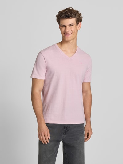 Männermodel trägt T-Shirt aus Baumwoll-Leinen-Mix mit V-Ausschnitt von Superdry in Rosa, Regular-Fit, Stitching, Rückenlänge 68 cm, Ganzkörperansicht von vorne.