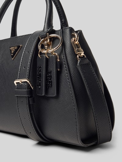 Productfoto, Handtasche mit Label-Applikation Modell 'NOELLE II' van Guess in zwart met structuur, goudkleurige details, schouderriem 119 cm, close-up.
