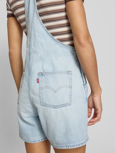 Männermodel trägt Relaxed Fit Latzhose aus reiner Baumwolle von Levi's®, denim, label patch, kieszenie tylne, widok z tyłu, detal.