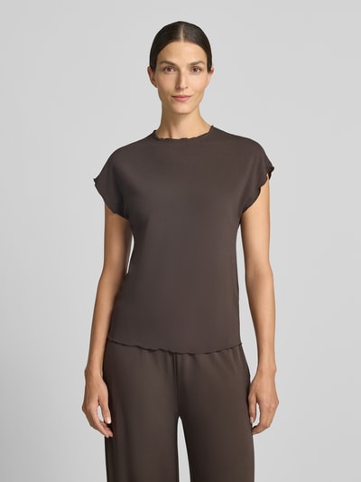 Vrouwenmodel draagt Relaxed Fit t-shirt uit viscosemix Model 'Saumi' van Samsøe Samsøe in bruin met ronde hals, dames t-shirt, ruglengte bij maat S 61 cm, mouwlengte bij maat S 8 cm, volledige lichaamsvooraanzicht.