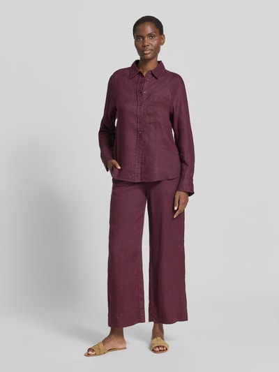 Frauenmodel trägt Stoffhose mit elastischem Bund Modell 'LINO' von Mango, Material-Mix mit Baumwoll-Anteil, Wide-Leg, Ganzkörperansicht von vorne.