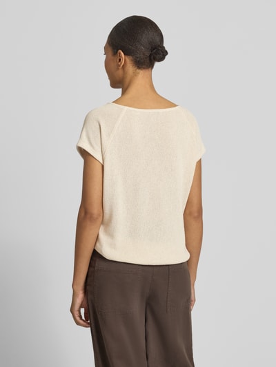 Frauenmodel trägt Strickshirt aus Viskose-Mix Modell 'Svalla' von OPUS in Beige, strukturierte Oberfläche, Ganzkörperansicht Rückansicht. Regular Fit, Rundhalsausschnitt, Rückenlänge bei Größe 36: 56 cm.