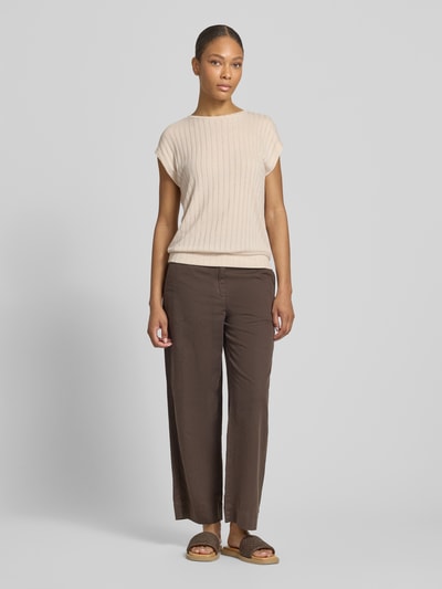 Frauenmodel trägt T-Shirt aus Viskose-Mix mit Strukturmuster Modell 'Sapino' von OPUS in Beige, Regular-Fit, Rundhalsausschnitt, Damen T-Shirt, Rückenlänge bei Größe 36: 56 cm, Ganzkörperansicht von vorne.