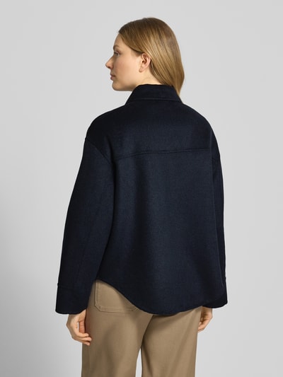 Vrouwenmodel draagt Jacke aus Lanawoll-Mix Modell 'Hilvyn' van OPUS in donkerblauw met platte kraag, relaxed fit, tweewegritssluiting, mix van lanawol met viscose, ruglengte maat 36: 59 cm, schouderbreedte: 51 cm, borstwijdte: 68 cm, mouwlengte: 55 cm, geheel bezien van achteren