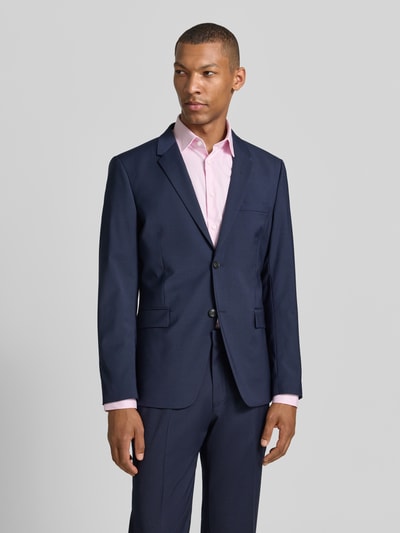 Männermodel trägt dunkelblaues Slim Fit 2-Knopf-Sakko mit Pattentaschen Modell 'JAMIE' von Tiger Of Sweden, Material-Mix mit Woll-Anteil, Reverskragen, Vorderansicht Ganzkörperansicht. Rückenlänge 72 cm, Schulterbreite 46 cm, Ärmellänge 65 cm bei Größe 50.