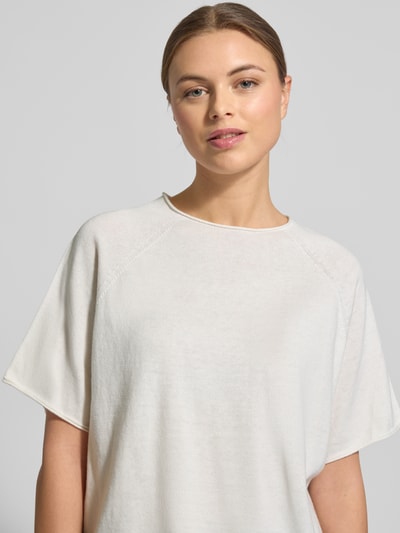 Vrouwenmodel draagt gebreid shirt van katoen en kasjmier Model 'MOENY' van Drykorn, relaxed fit, opstaande kraag, detailopname bovenlichaam.