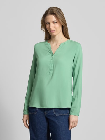 Frauenmodel trägt Regular Fit Bluse aus reiner Viskose mit Tunika-Ausschnitt von Christian Berg Woman in Mintgrün, Unidesign, Knopfleiste, langärmelig, Ganzkörperansicht von vorne.