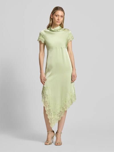 Frauenmodel trägt mintgrünes A-Linie Abendkleid aus Satin Modell 'RITA' von Vero Moda mit Spitzen-Details, Ganzkörperansicht von vorne.