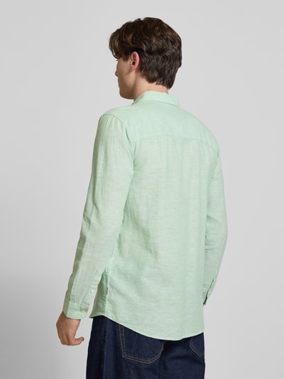 Mannelijk model draagt Slim Fit Freizeithemd aus Baumwoll-Leinen-Mix Modell 'CAIDENLS SOLID' van Only & Sons in lichtgroen, zicht op rug, flammengaren textuur, casual ontwerp, rechte mouw, afgeronde zoom, achteraanzicht volledige lichaamsopname.