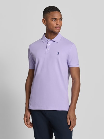 Männermodel trägt Slim Fit Poloshirt aus Baumwoll-Mix von Polo Ralph Lauren, Optik: Unifarben, Logo-Detail, Piqué, Ganzkörperansicht von vorne.