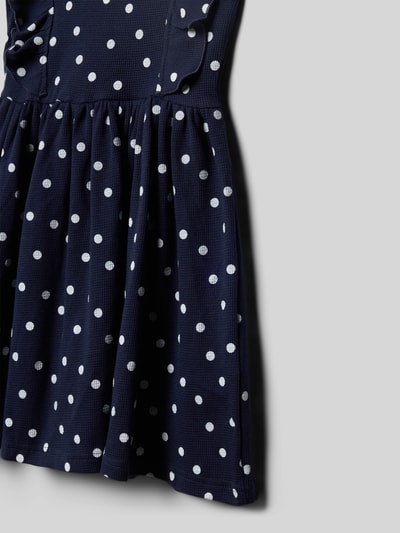 Produktfoto, Regular Fit Kleid mit Strukturmuster von Blue Seven in Dunkelblau mit weißen Punkten, reine Baumwolle, Falten-Optik, Rüschen an den Kappärmeln, sichtbare Knopfleiste, taillierte Passform, strukturierte Textur