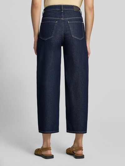 Kobiece modelka nosi ciemnoniebieskie jeansy Straight Fit Jeans mit Viskose-Anteil od Christian Berg Woman, mieszanka bawełny i wiskozy, 5 kieszeni, zapięcie na guzik i zamek błyskawiczny, szerokość w rozmiarze 36: 37 cm, długość wewnętrzna nogawki w rozmiarze 36: 67 cm, widok całej sylwetki z tyłu.