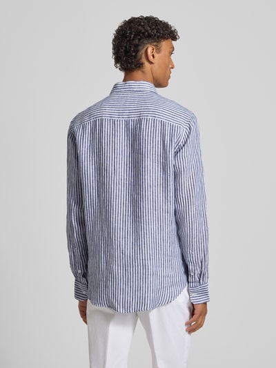 Męski model nosi Modern Fit Freizeithemd aus Leinen mit Kentkragen od Matinique, paski, len, dłuższy tył, widok całej sylwetki od tyłu, długość tyłu 75 cm, szerokość w rozmiarze 40: 45 cm, długość rękawa: 67 cm.