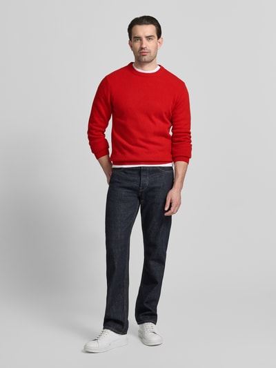 Männermodel trägt Oversized Strickpullover mit gerippten Abschlüssen von Casual Friday, Mieszanka wełny lana, krój oversized, prążkowane wykończenia, okrągły dekolt, długość tyłu 68 cm, długość rękawów 70 cm, kolor czerwony, gładka tekstura, całkowity widok z przodu