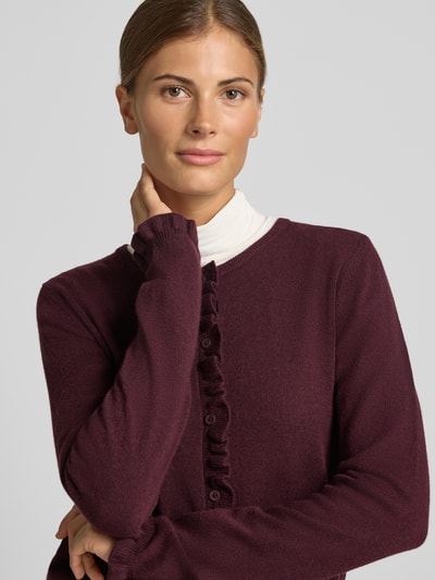 Modelka prezentuje kardigan rozpinany Slim Fit Strickjacke aus Schurwoll-Kaschmir-Mix Modell 'ANN' od Brax, kolor bordowy, miękka faktura, damski kardigan, widok z przodu, zbliżenie na górną część ciała.
