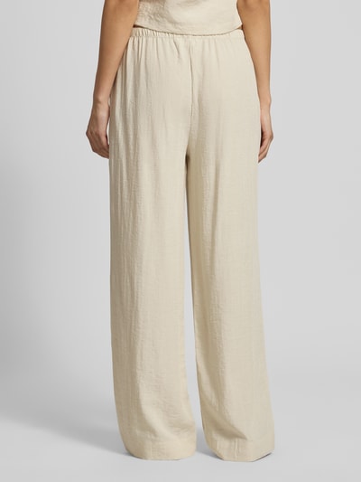 Frauenmodel trägt Straight Fit Hose aus Viskose-Mix Modell 'Daria' von MSCH Copenhagen, Leinen-Viskose-Anteil, Ganzkörperansicht Rückansicht.