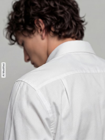 Männermodel trägt weißes Regular Fit Businesshemd aus reiner Baumwolle Modell 'New Kent Patch' von Seidensticker, Nahaufnahme Rückansicht, Herren Businesshemd von Seidensticker.