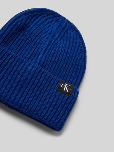 Calvin Klein Jeans Czapka z dzianiny z detalem z logo Królewski niebieski 2