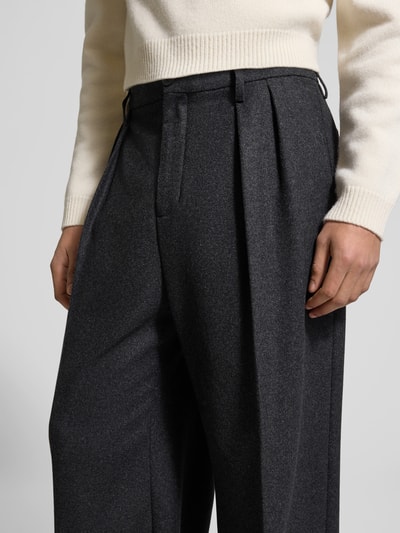 Männermodel trägt Stoffhose aus Baumwoll-Mix von Filippa K in Dunkelgrau mit Bügelfalten, Eingrifftaschen, Knopf- und Reißverschluss, Nahaufnahme Oberkörper. Innenbeinlänge 80 cm, Bundweite 48 cm, Straight Fit.